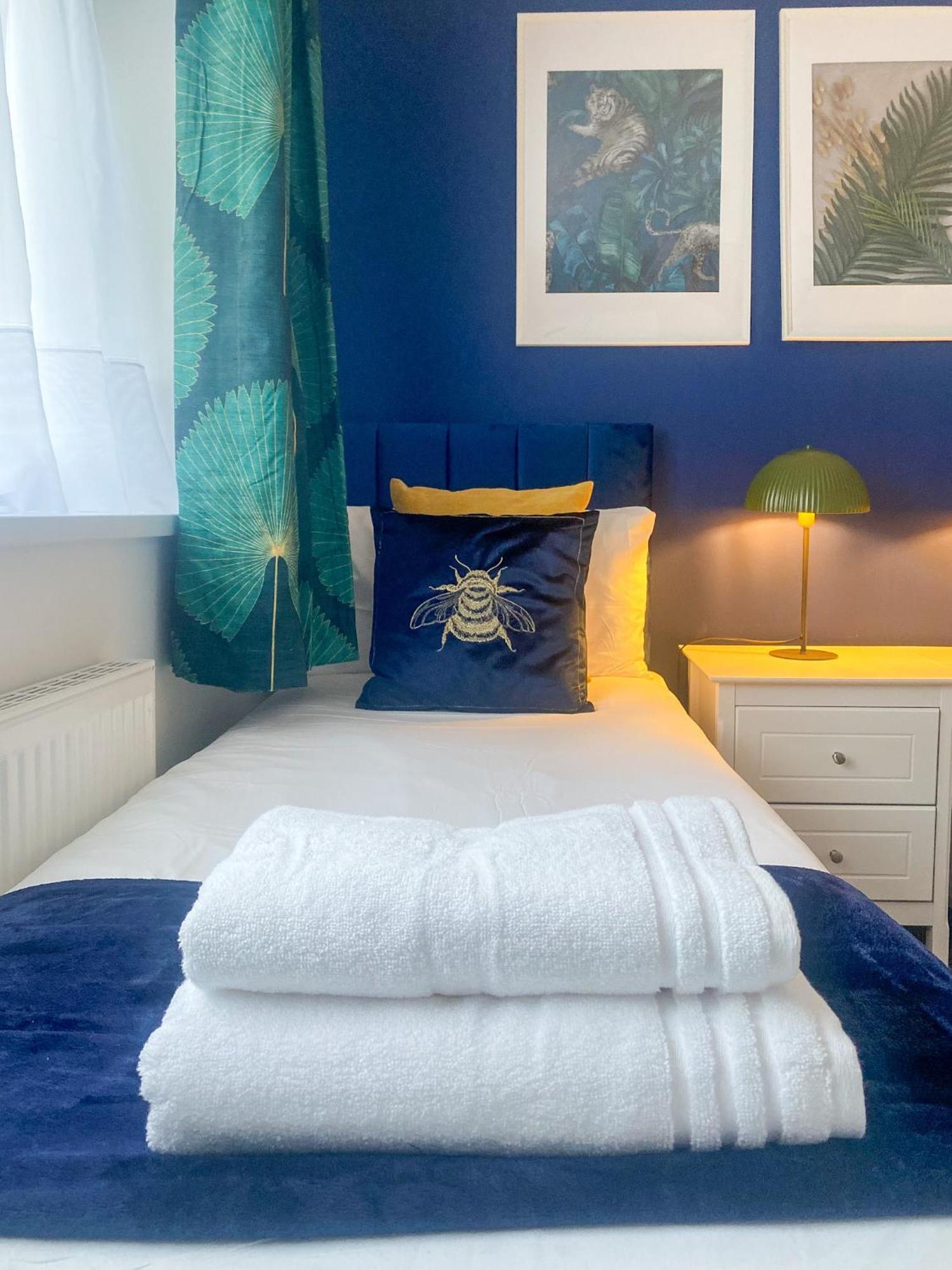 Holiday home Phoenix House - 2 Double Bedroom House - Business And Corporate Travellers *